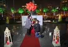 Cumhuriyet Meydanında Evlilik Teklifi Organizasyonu Fanus Süslemeler Uçan Balonlar İzmir Organizasyon