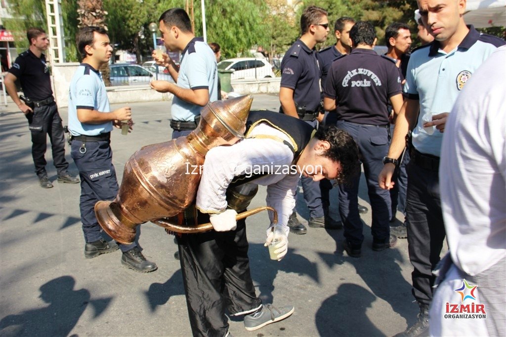 İzmir Polis Haftası Etkinlikleri Limonata İkramı İzmir Organizasyon