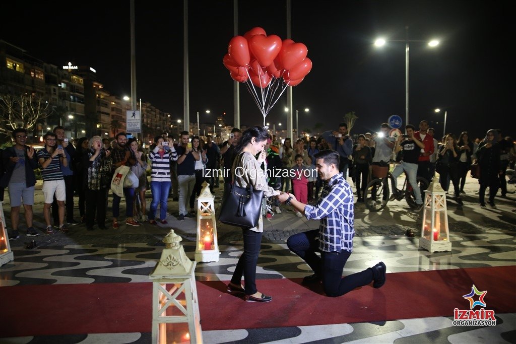 İzmir Organizasyon Uçan Balon Buketi Kordonda Evlilik Teklifi Organizasyonu