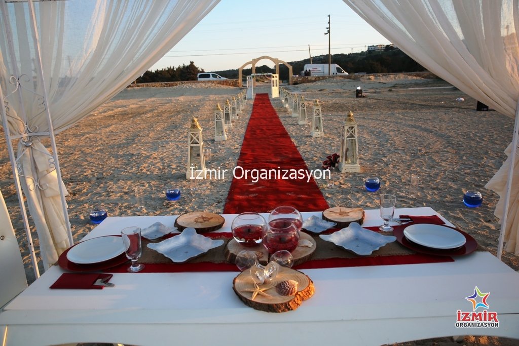 Plajda Evlenme Teklifi Organizasyonu İzmir Organizasyon Masa Süslemesi