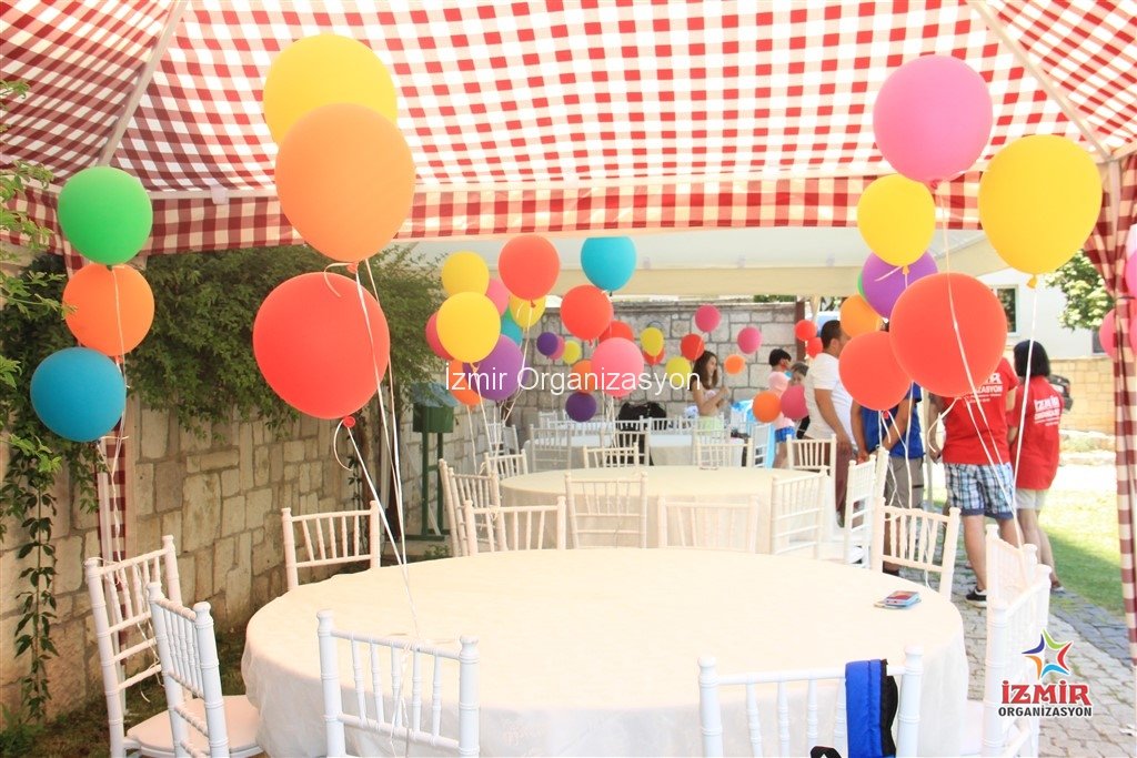 izmir organizasyon doğum günü partisi uçan balon süsleme